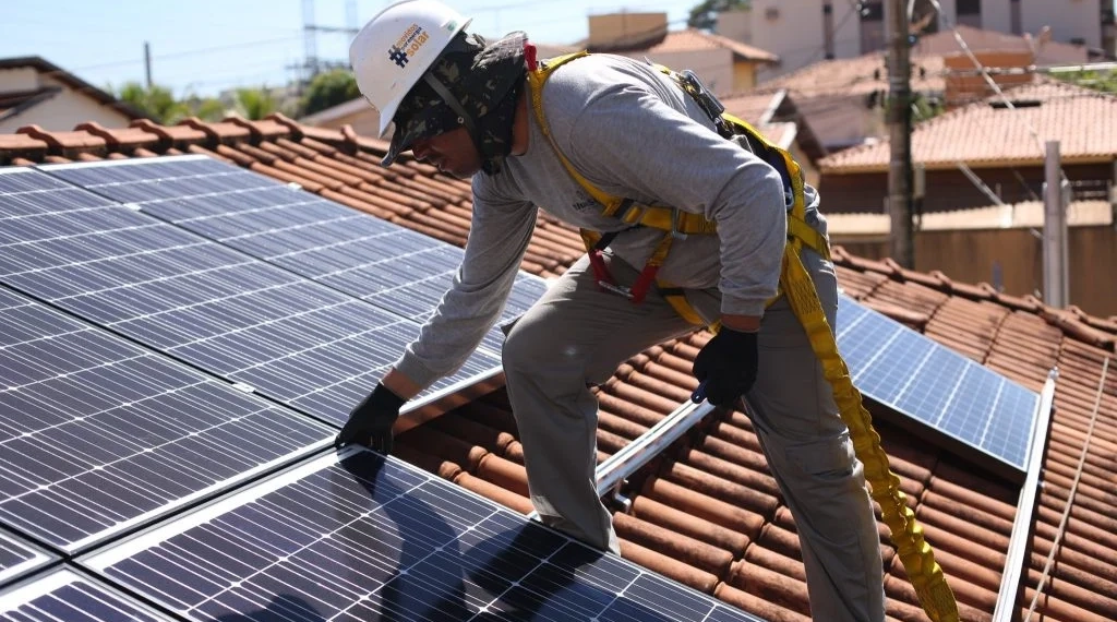 Técnicos instalando painéis solares